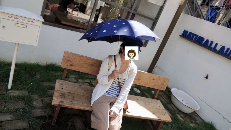 ベンチに座る愛妻